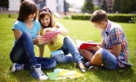 ts-148347934-teens-use-ipad